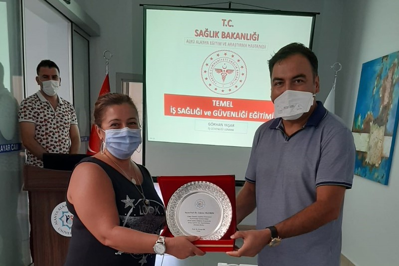 Prof.Dr.Gülsün YILDIRIM’a teşekkür plaketi takdim edildi.